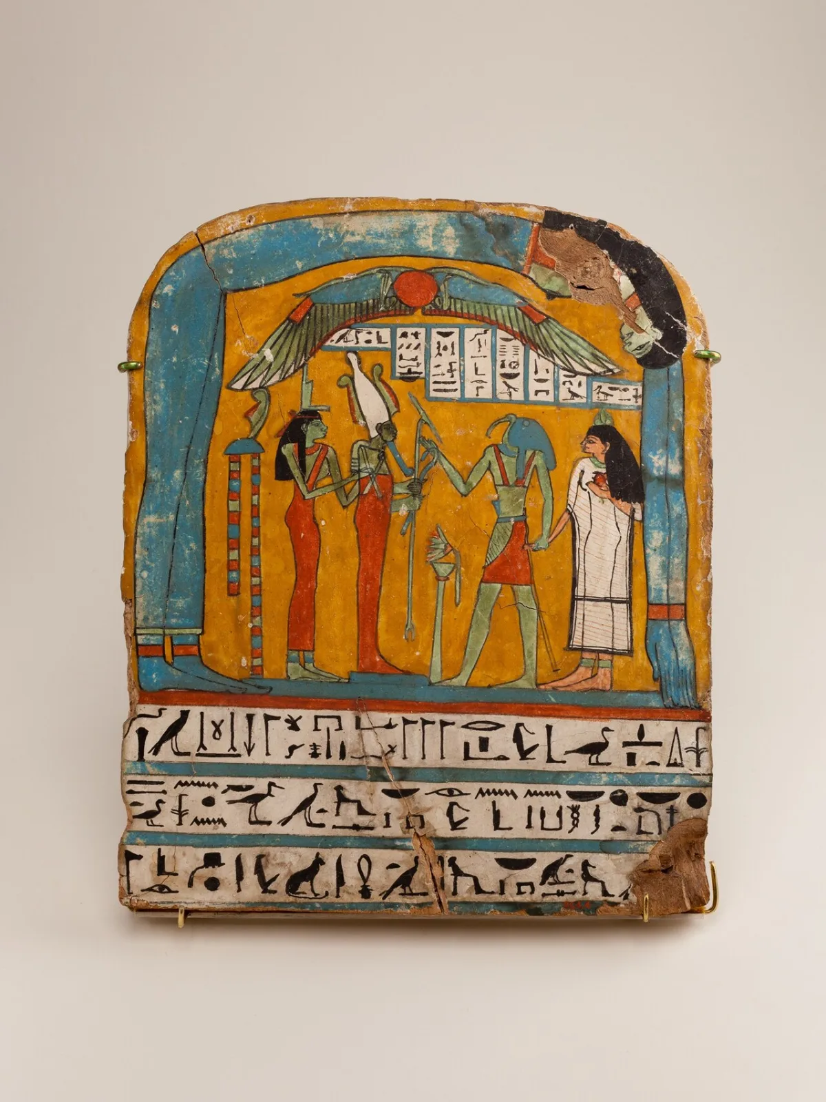 Beschilderd houten paneel met Egyptische goden en hiërogliefen, tentoongesteld in een museum